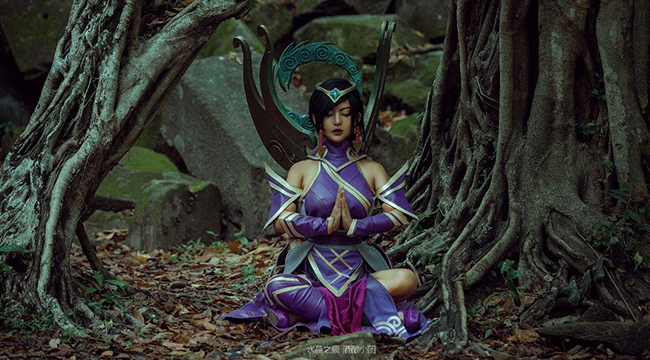LMHT: Lắng đọng với cosplay Karma đầy cổ kính giữa rừng thiêng