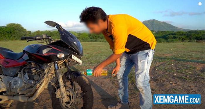 Bắt chước Ghost Rider, hai Youtuber người Ấn tự tẩm xăng lên xe, thực hiện màn trình diễn nguy hiểm để rồi nhận muôn vàn chỉ trích - Ảnh 3. Bắt chước Ghost Rider, hai Youtuber người Ấn tự tẩm xăng lên xe, thực hiện màn trình diễn nguy hiểm để rồi nhận muôn vàn chỉ trích - Ảnh 3.