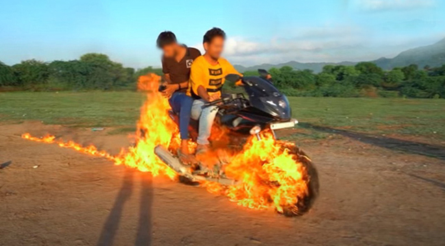 Youtuber Ấn Độ tự tẩm xăng đốt xe rồi phóng đi để tái hiện Ghost Rider