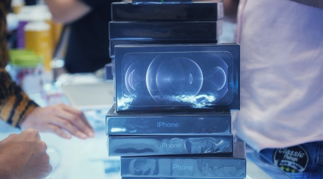 iPhone 12 lâm vào khủng hoảng: Mẫu không có để bán, mẫu phải giảm giá để kích cầu