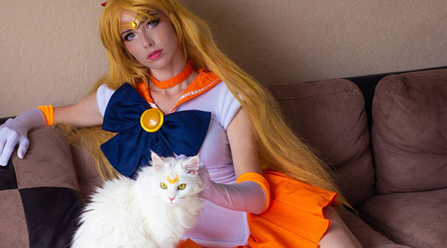 Tan chảy với cosplay Thủy Thủ Mặt Trăng Venus cùng mèo trắng Artemis