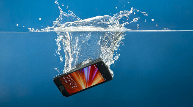 Cách xử lý khẩn cấp để “sơ cứu” điện thoại bị vào nước