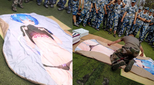 Phì cười với màn dạy xếp nội vụ bằng tấm chăn waifu Rem trong tiết học quân sự