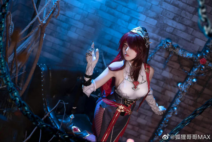 This image has an empty alt attribute; its file name is cosplay-rosaria-1.jpg