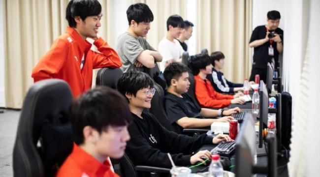 Bị chỉ trích thiên vị “gà nhà”, HLV KenZhu giải thích về đội tuyển LMHT Trung Quốc