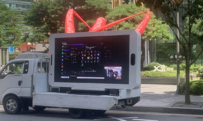 LMHT: Fan Trung dùng hẳn xe tải có màn hình chiếu để gửi lời nhắn nhủ đến T1 Gumayusi