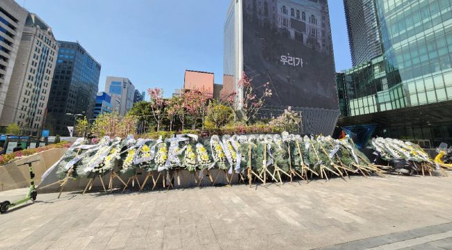 Hàng chục vòng hoa tang được gửi đến Riot Hàn Quốc, bị nghi liên quan đến vụ DDOS