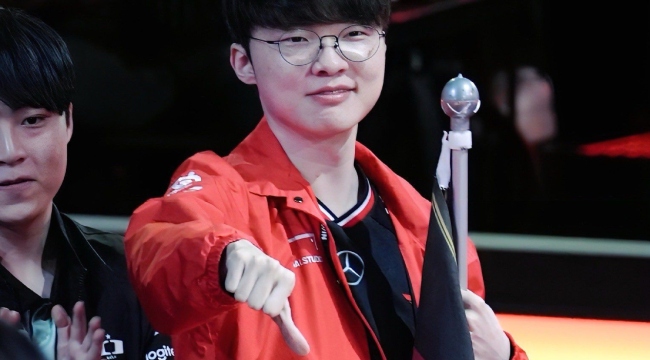 Faker liên tục “tấu hài”cùng team Mid Hoàng Gia khiến fan thích thú