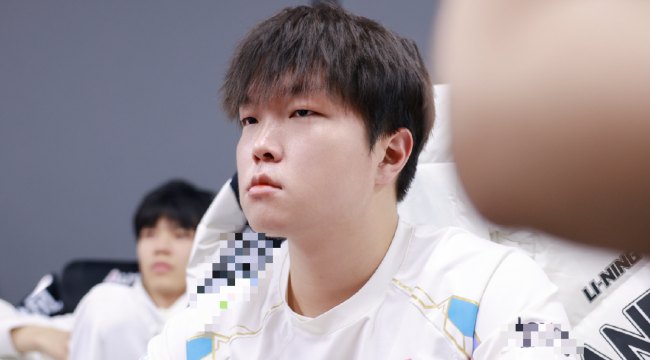 BLG Bin tiếp tục gây tranh cãi khi đáp trả fan trên mạng xã hội