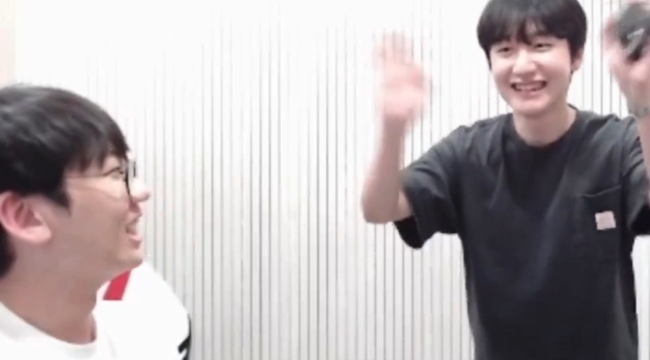 Peanut bất ngờ xuất hiện ở trụ sở T1 khiến cộng đồng fan vẽ ra loạt “thuyết âm mưu”