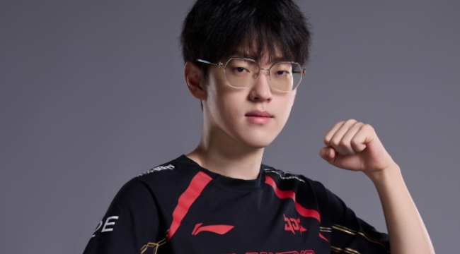 Scout được “đại gia Bắc Kinh” trả nợ hơn 100 tỷ, đang thoải mái đi du lịch cùng bạn bè