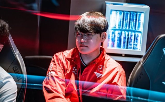 Thượng tầng T1 chậm trễ làm việc, khiến fan tổn thất thời gian, tiền bạc