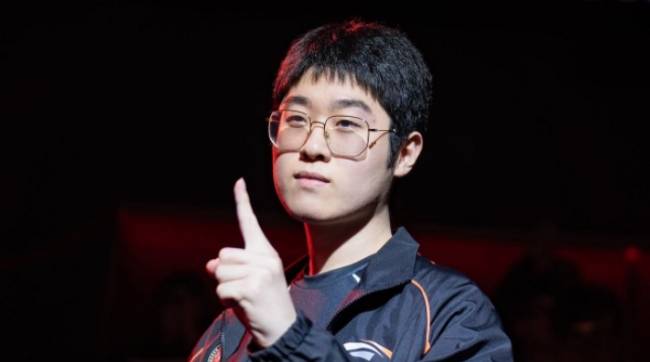 Sau thất bại của AL, có tin đồn một “đại gia” của LPL định chiêu mộ Zeus