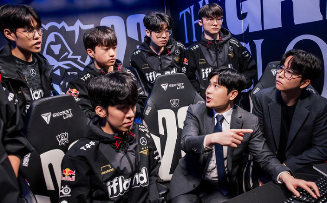 Riot Games đang cân nhắc cho phép HLV “chỉ điểm” giữa trận cho tuyển thủ