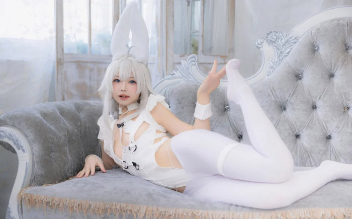 Đến với cosplay Vicious trắng tinh tươm trong Azur Lane