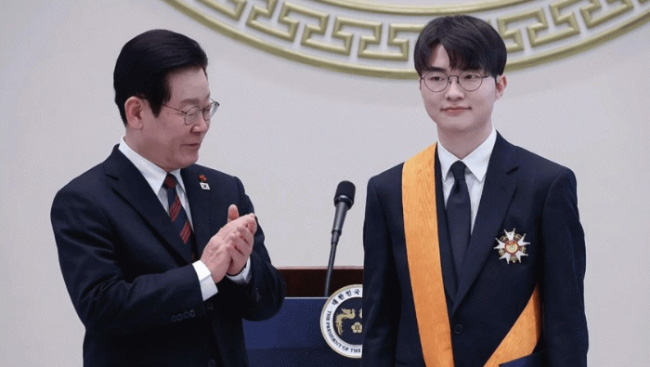 LMHT: Những đặc quyền của Faker khi được trao tặng Huân Chương Thanh Long cao nhất