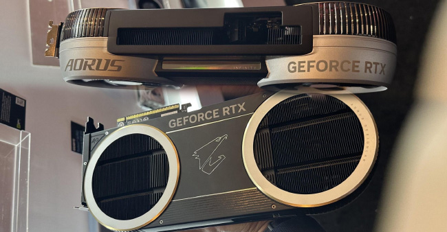 Phiên bản Infinity 32G của RTX 5090 mang đến hệ thống tản nhiệt đỉnh