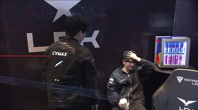 LMHT: HLV cvMax trở nên viral cùng hình ảnh tuyển thủ “khóc vì bị sấy” trong trận đấu với T1