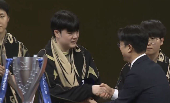 CĐM khó hiểu khi FMVP của LCK Cup 2026 lại không được tiền thưởng như Zeus năm trước
