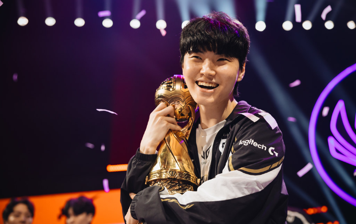 LMHT: Chovy trả lời câu hỏi của người hâm mộ có nên buông MSI, EWC để thắng CKTG ?