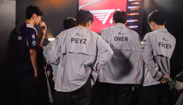 Cựu vương CKTG Baolan cũng bối rối trước cấm chọn của T1 tại MSI 2026