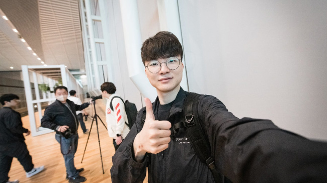 Fan lo lắng vấn đề sức khỏe của Faker khi vắng mặt tại sự kiện