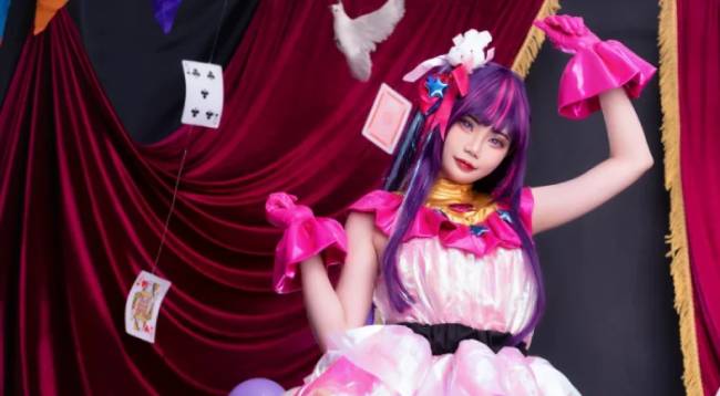 Cosplay Ai Hoshino rực rỡ sắc hồng, tái hiện hình tượng thần tượng quốc dân của Oshi no Ko